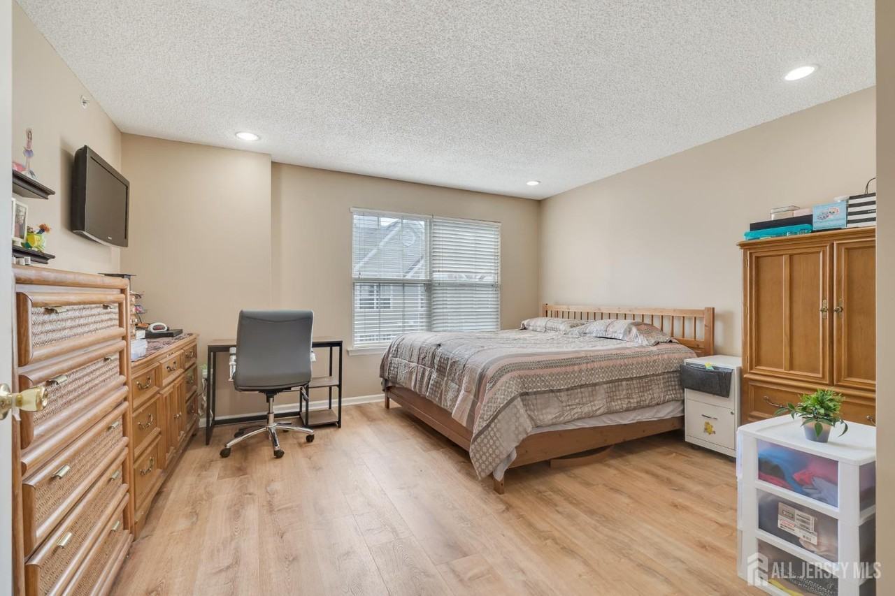 55 Guisborough Way - Photo 7 of 20