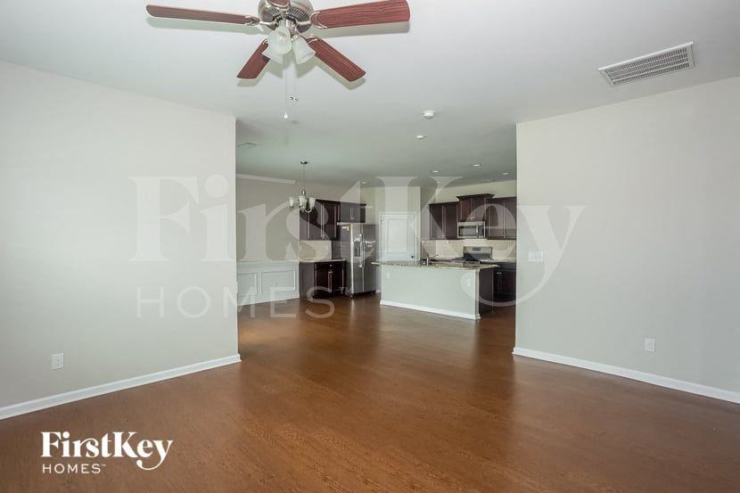 133 Kingsway Dr - Photo 4 of 14