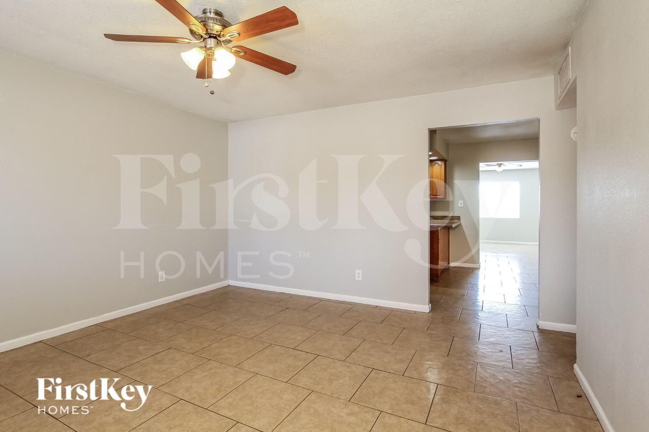 8707 N 41st Ave - Photo 2 of 19