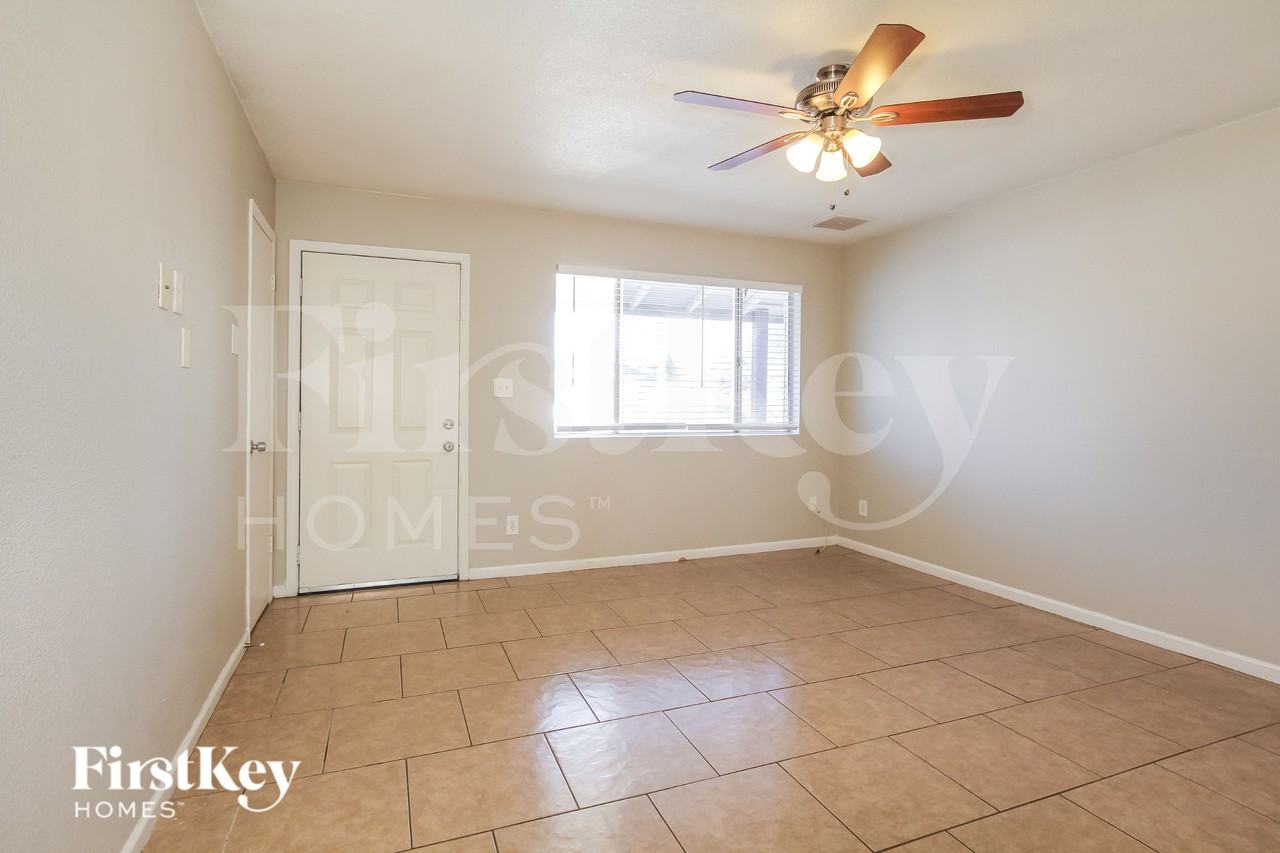 8707 N 41st Ave - Photo 3 of 19