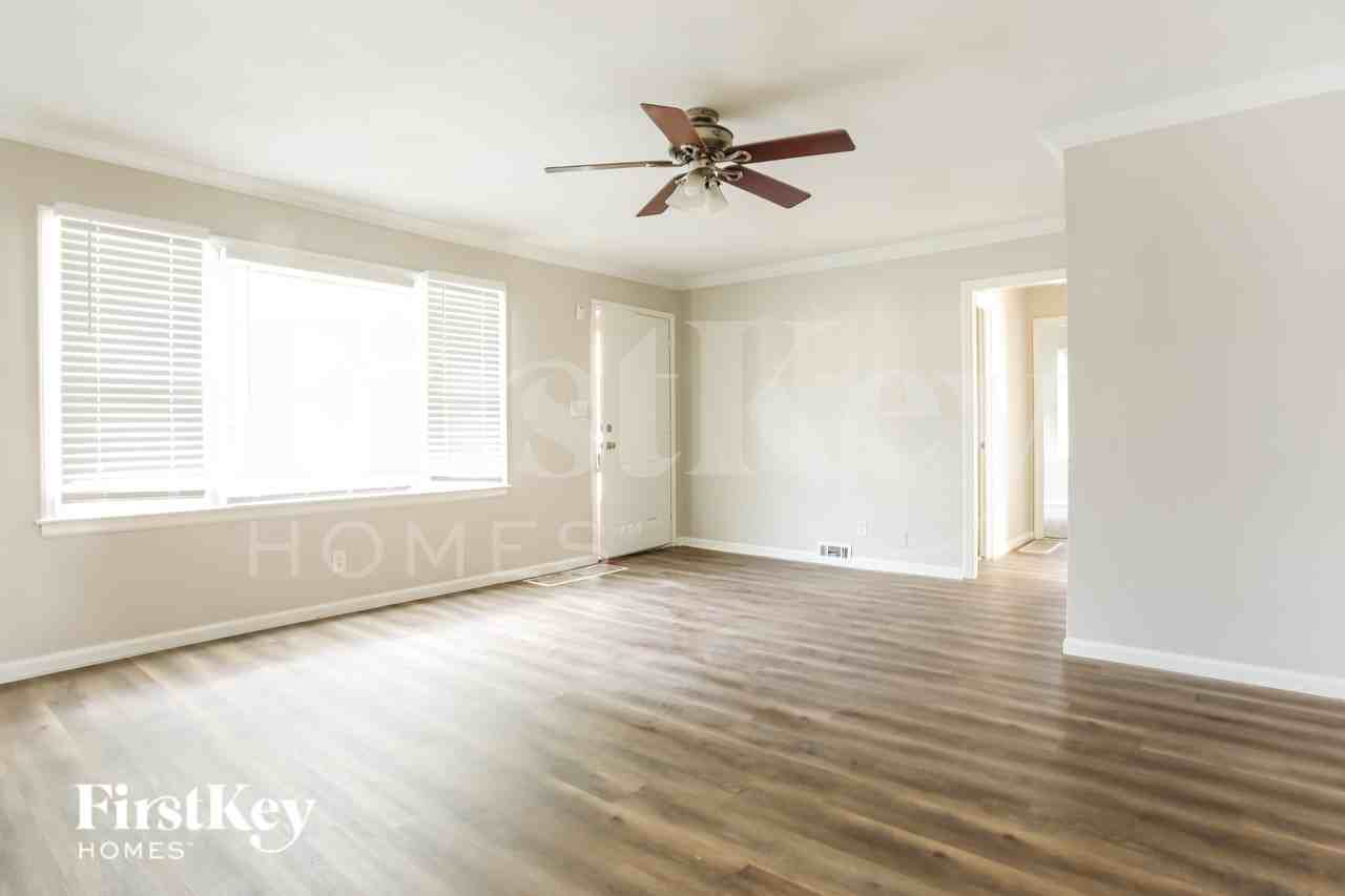 6004 Farley Ave - Photo 3 of 15