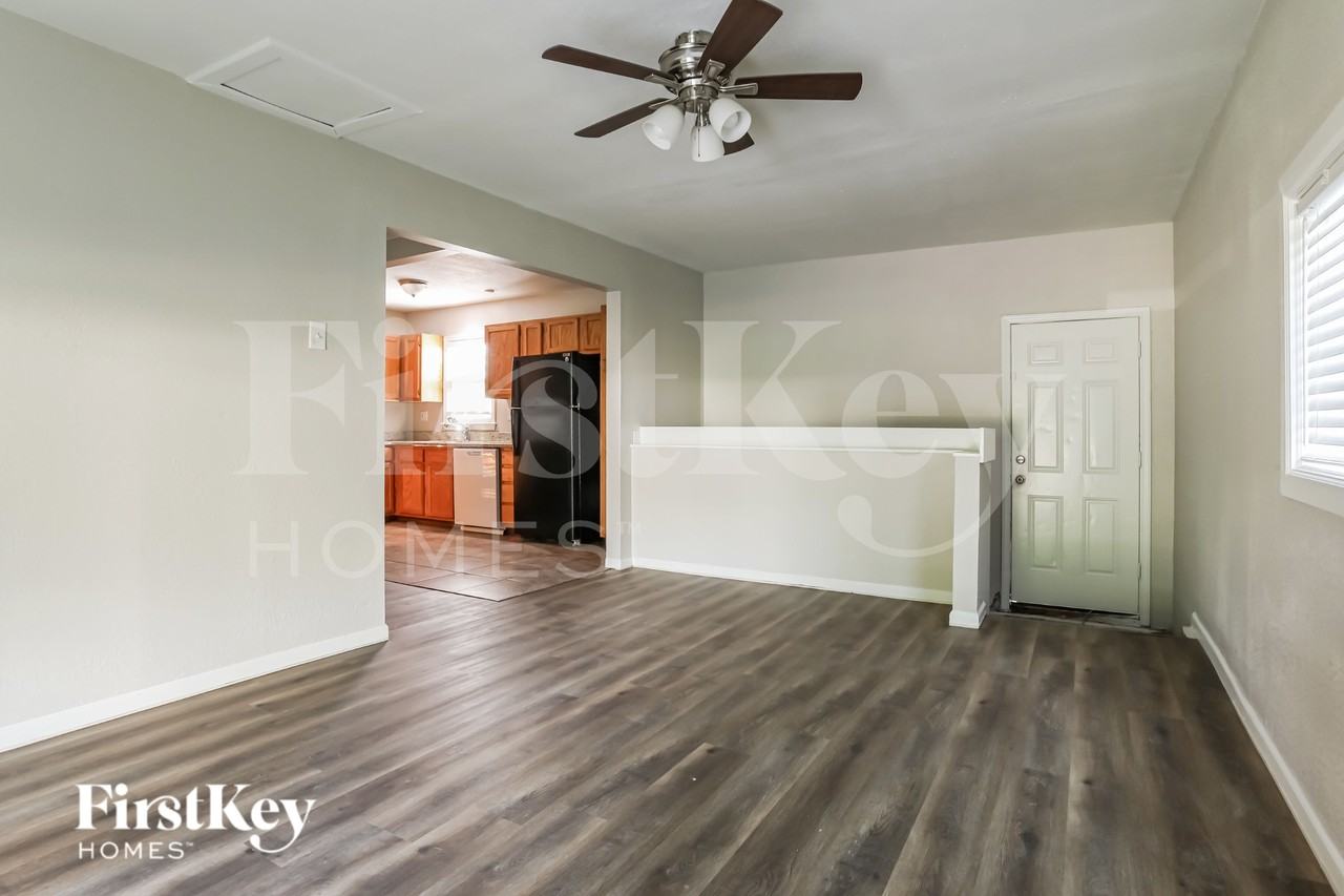 6004 Farley Ave - Photo 5 of 15