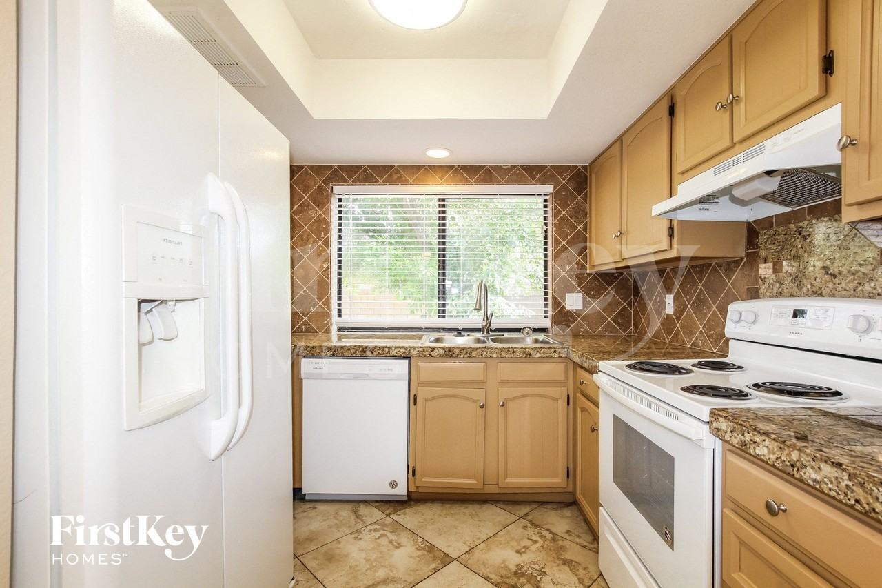 5203 W Sandra Ter - Photo 7 of 14