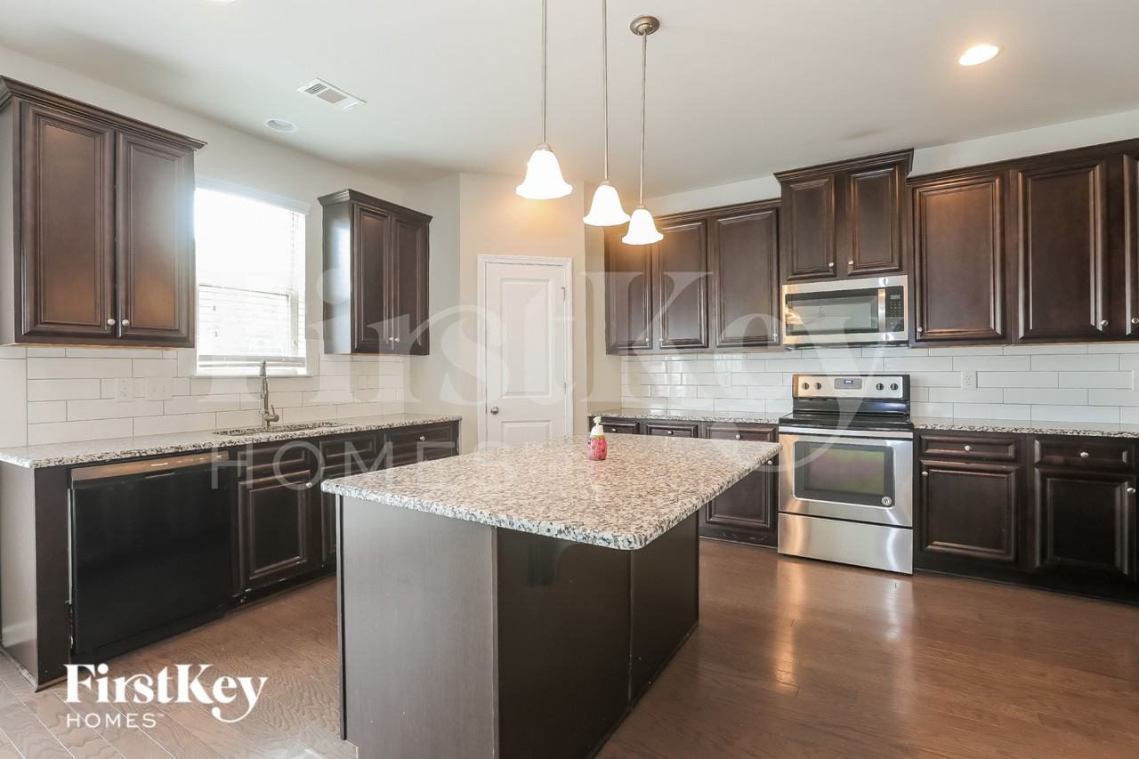 1247 Heartwood Ave - Photo 5 of 15