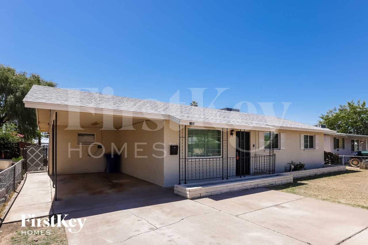1233 W 16th St - Photo 2 of 15