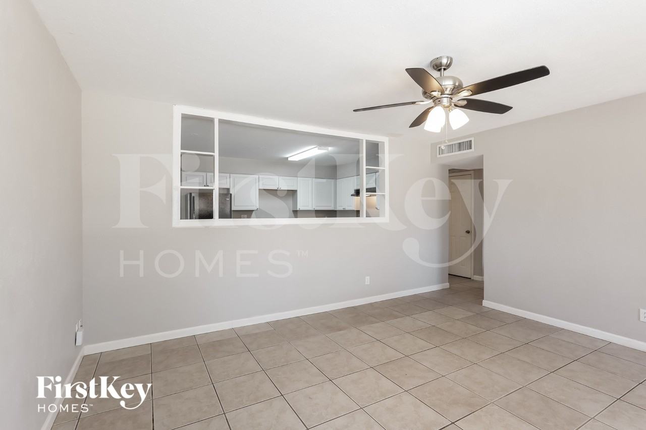 1233 W 16th St - Photo 4 of 15
