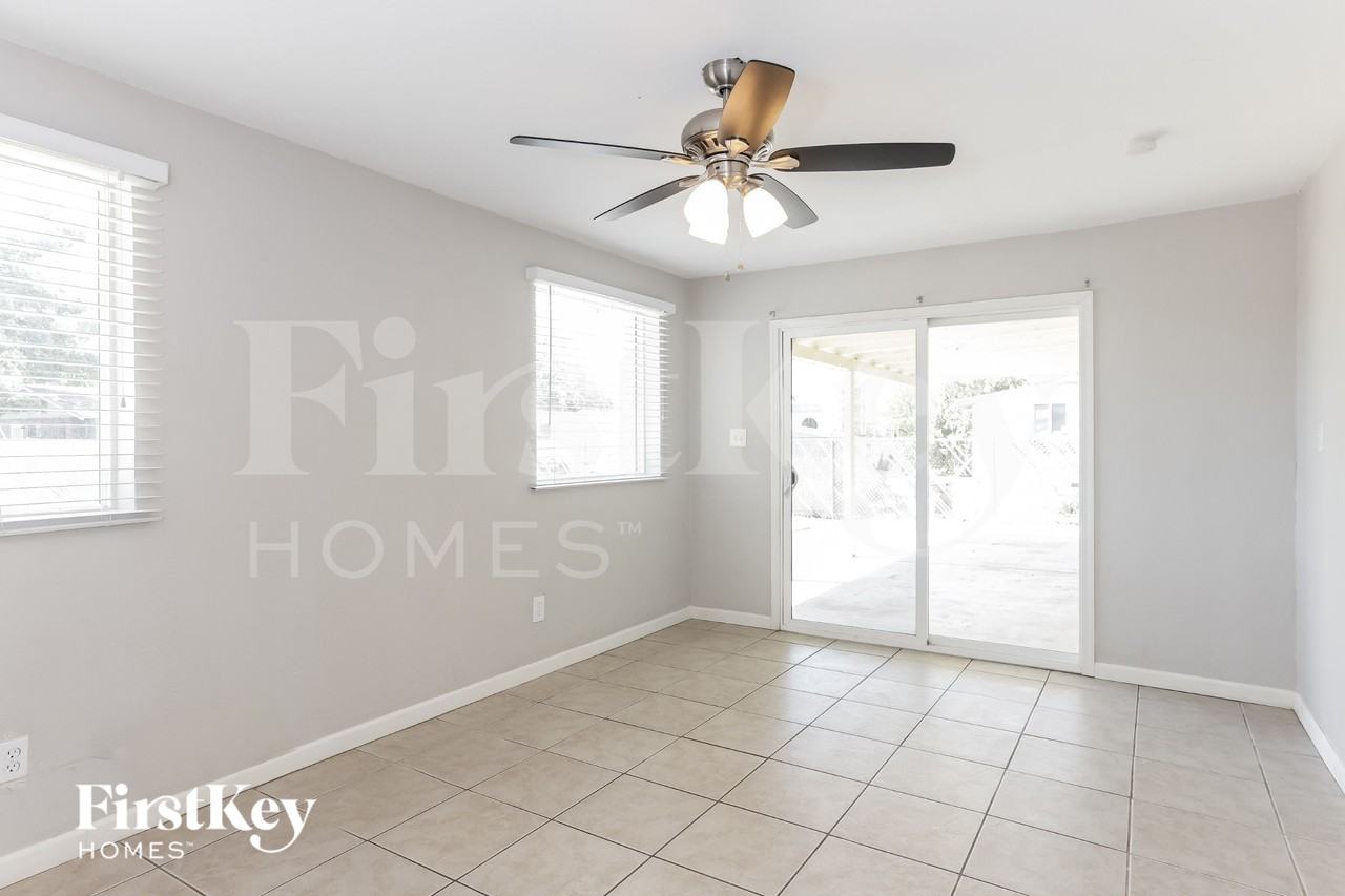 1233 W 16th St - Photo 5 of 15