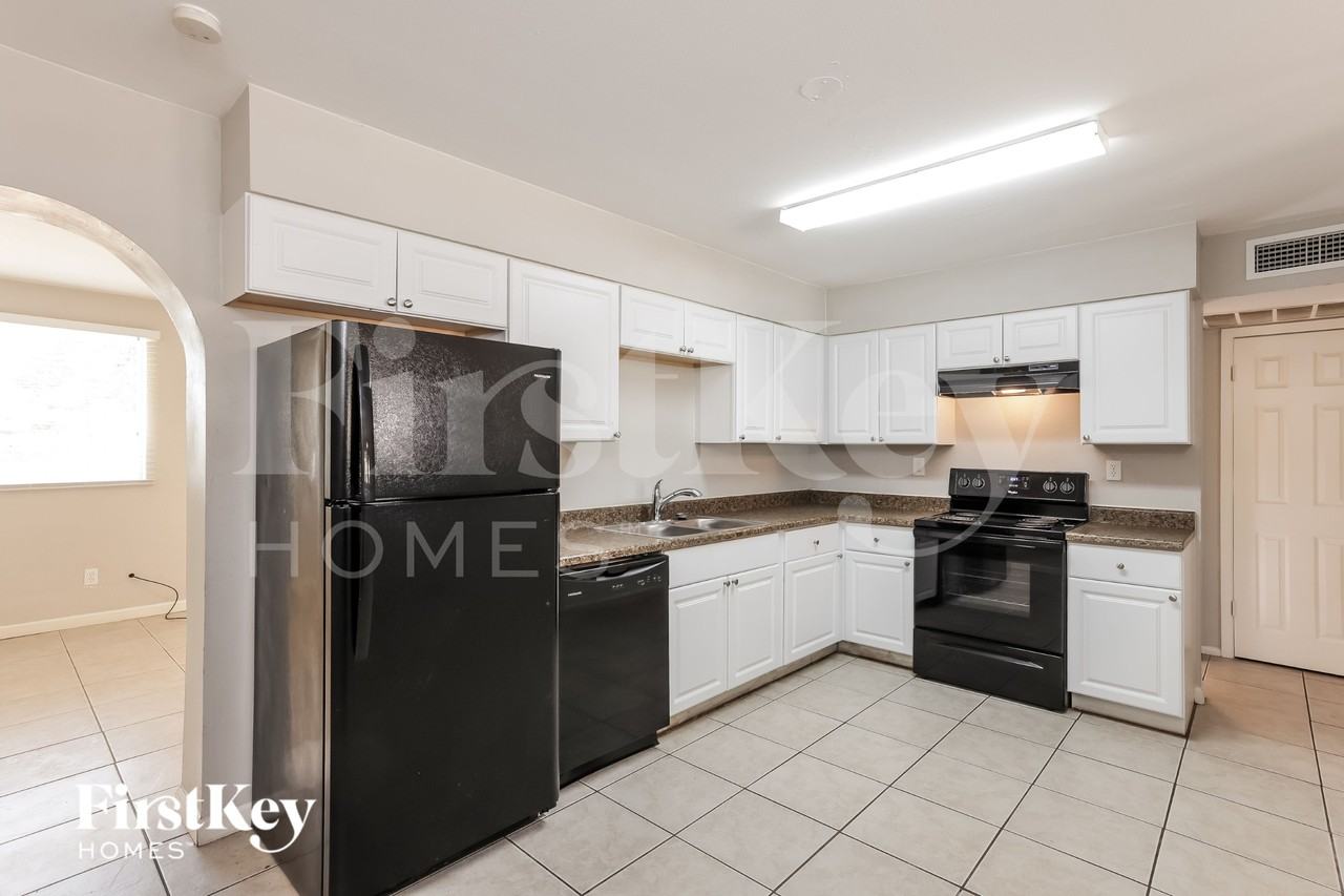 1233 W 16th St - Photo 6 of 15