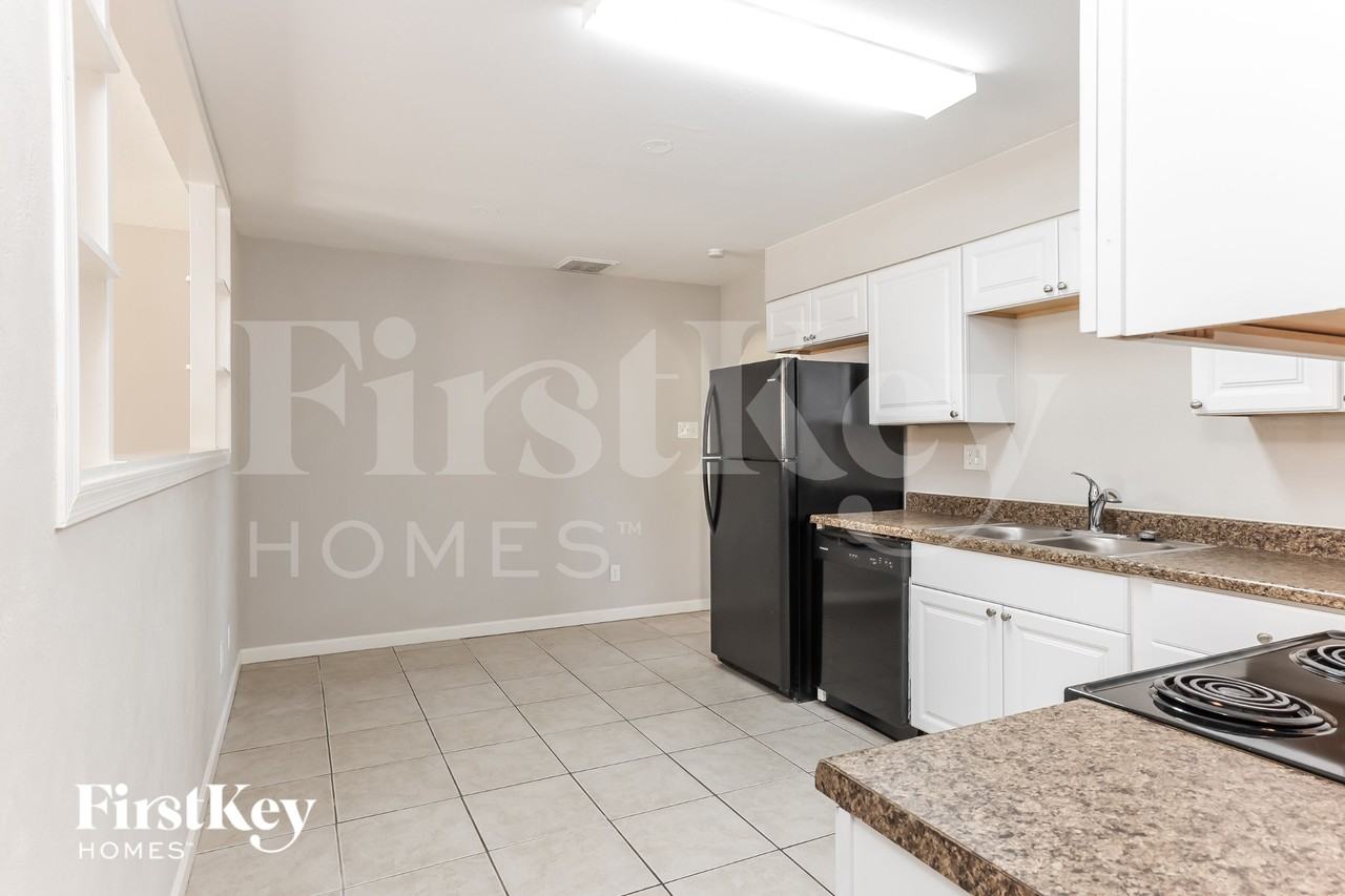 1233 W 16th St - Photo 7 of 15