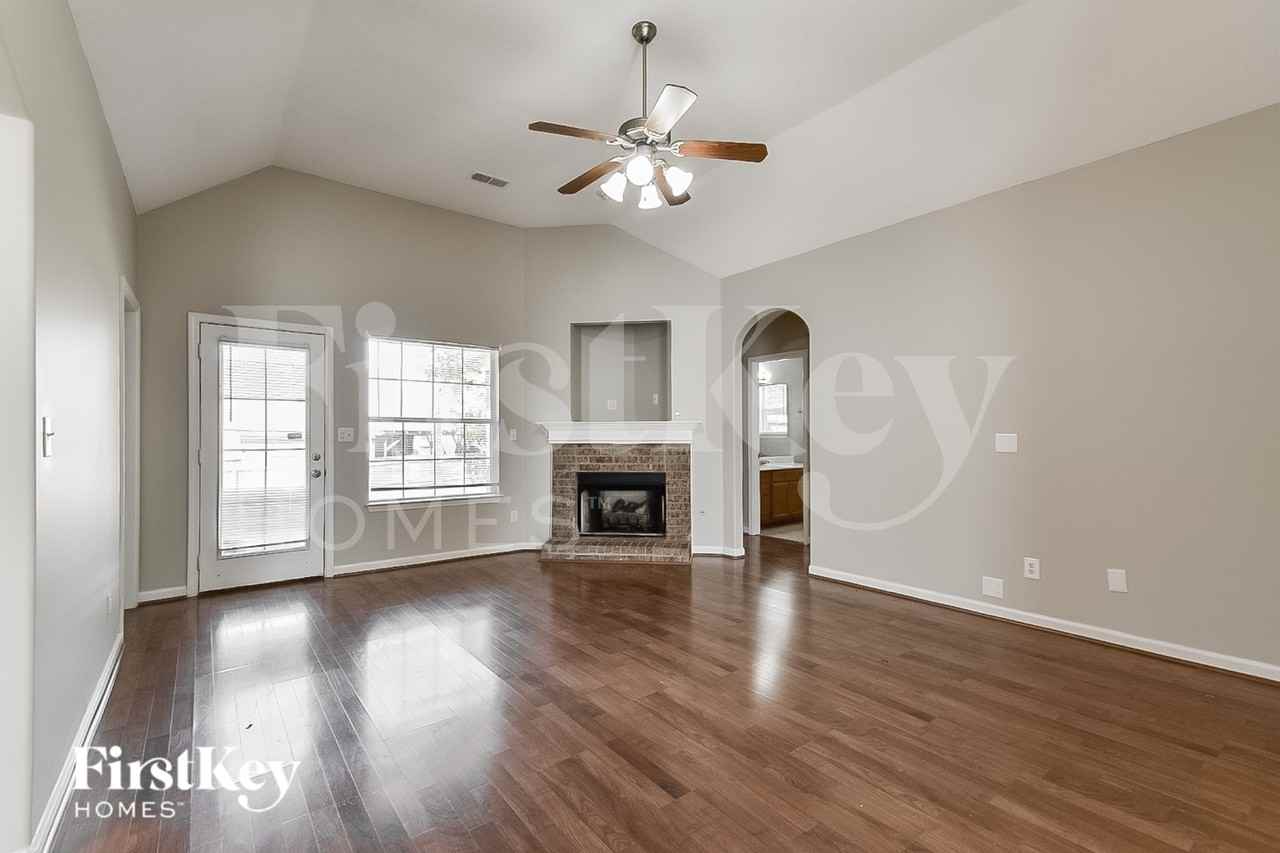 10178 Rathmore Dr - Photo 3 of 15