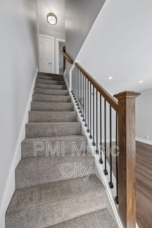 2126B Burns St - Photo 5 of 39