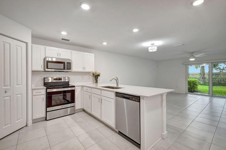6851 Broadwater Lane - Photo 4 of 8