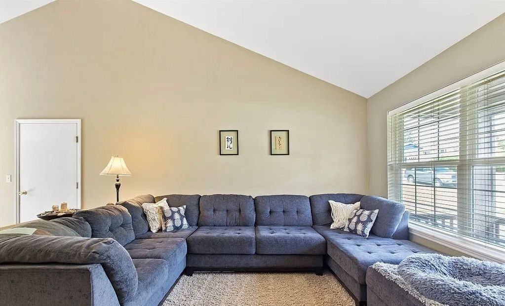 1128 N Spruce Dr - Photo 2 of 12
