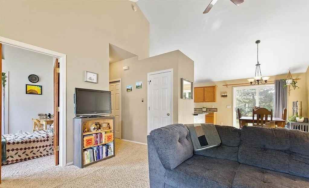 1128 N Spruce Dr - Photo 3 of 12