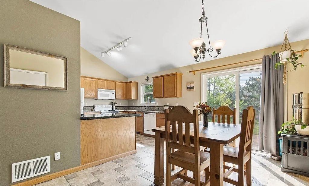 1128 N Spruce Dr - Photo 4 of 12