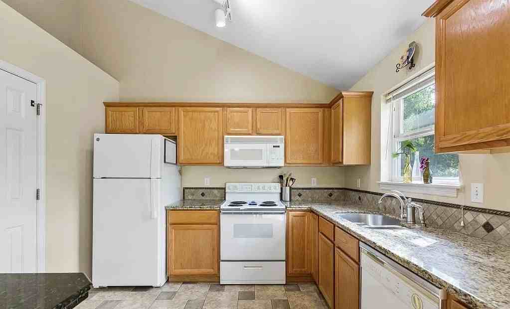 1128 N Spruce Dr - Photo 5 of 12