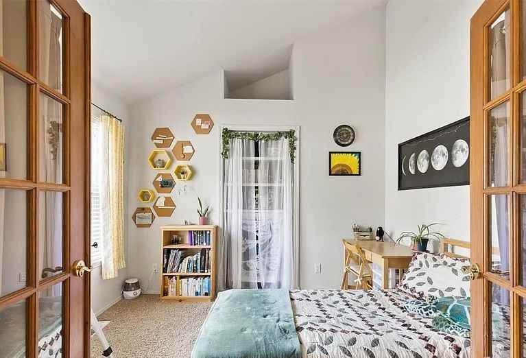1128 N Spruce Dr - Photo 6 of 12