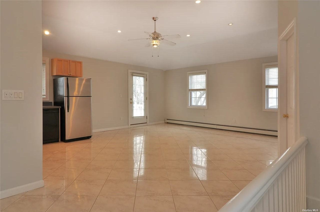 411 Bayville Ave - Photo 5 of 10