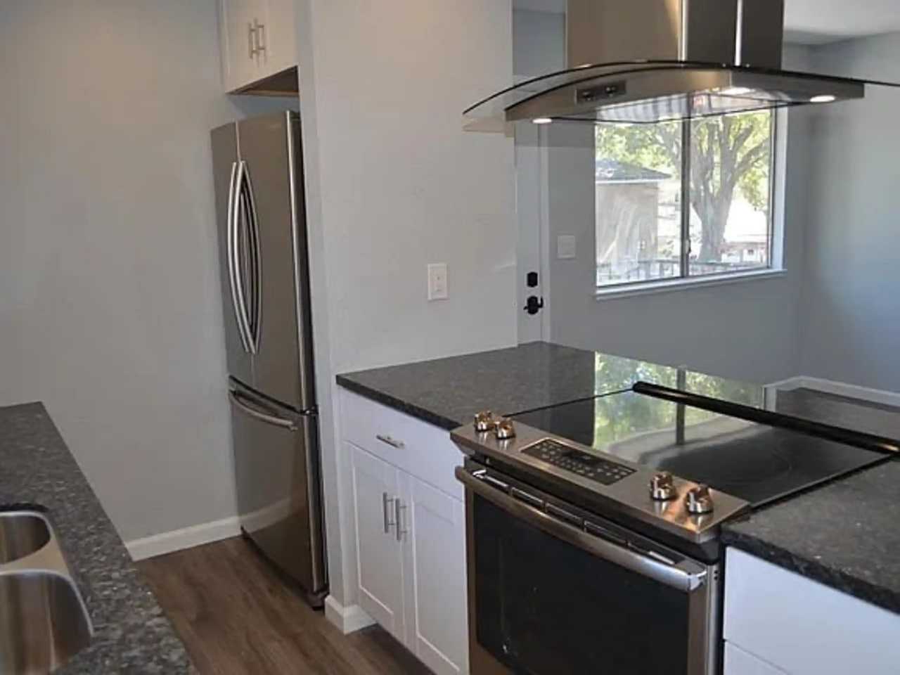 5711 Calmor Ave - Photo 5 of 10