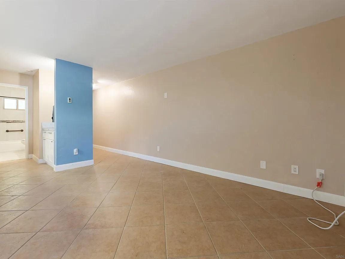 7555 Linda Vista Rd - Photo 3 of 10