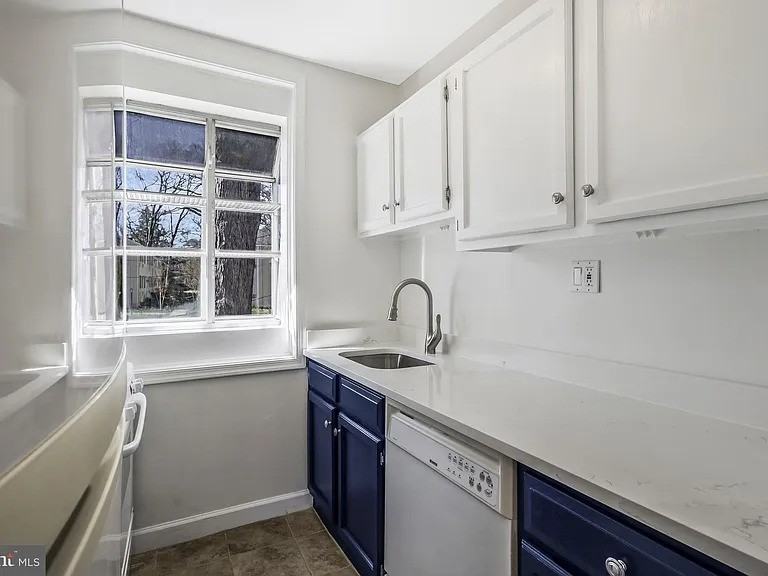 250 N Thomas St #2 - Photo 7 of 12