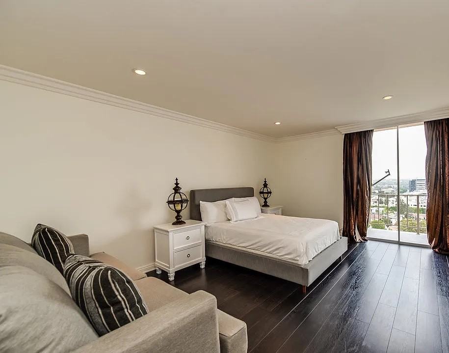 100 S Doheny Dr - Photo 2 of 7