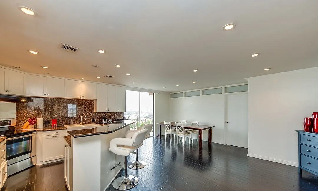 100 S Doheny Dr - Photo 4 of 7