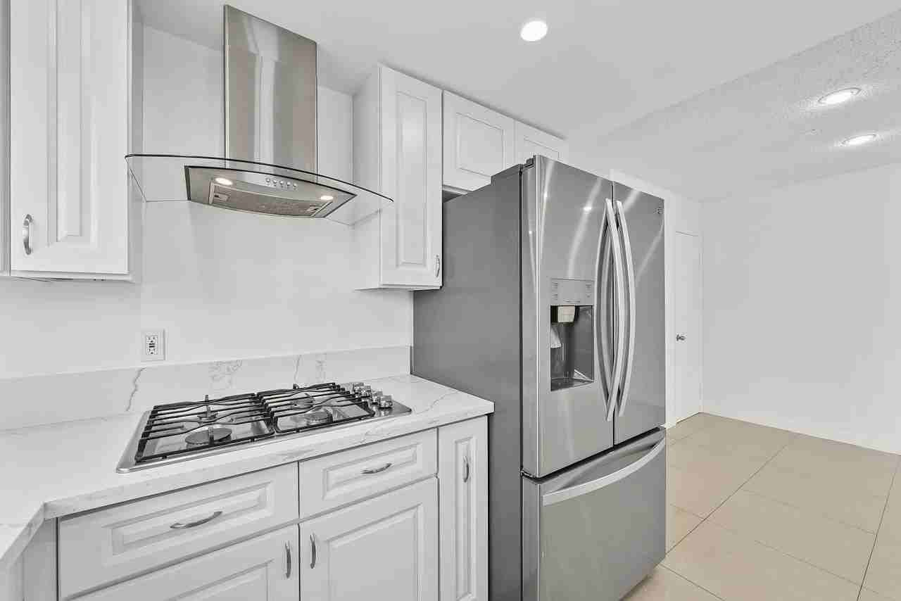 28121 Robin Ave - Photo 2 of 3