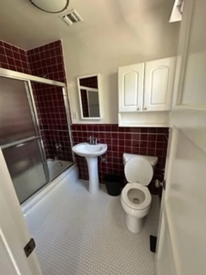 1423 Cloverfield Blvd - Photo 3 of 3