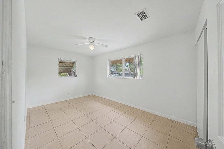 301 Southeast 21st Avenue - Photo 7 of 8