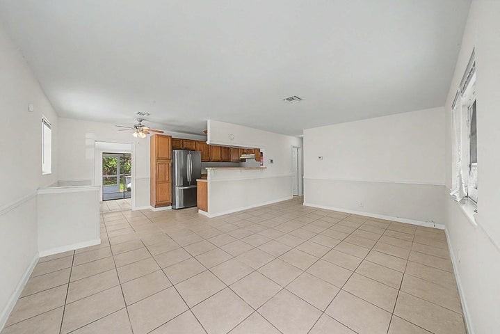 301 Southeast 21st Avenue - Photo 4 of 8
