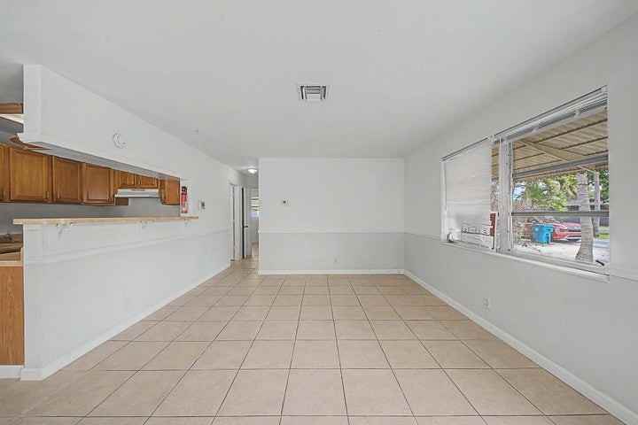 301 Southeast 21st Avenue - Photo 3 of 8