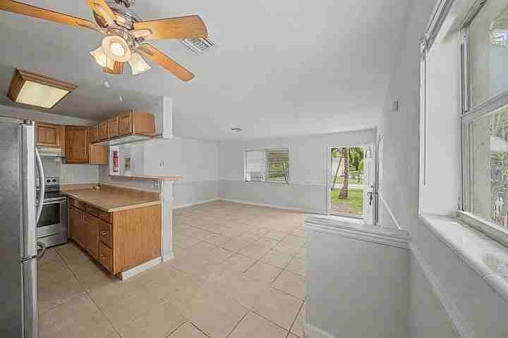 301 Southeast 21st Avenue - Photo 5 of 8