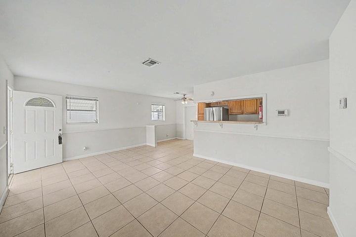 301 Southeast 21st Avenue - Photo 6 of 8