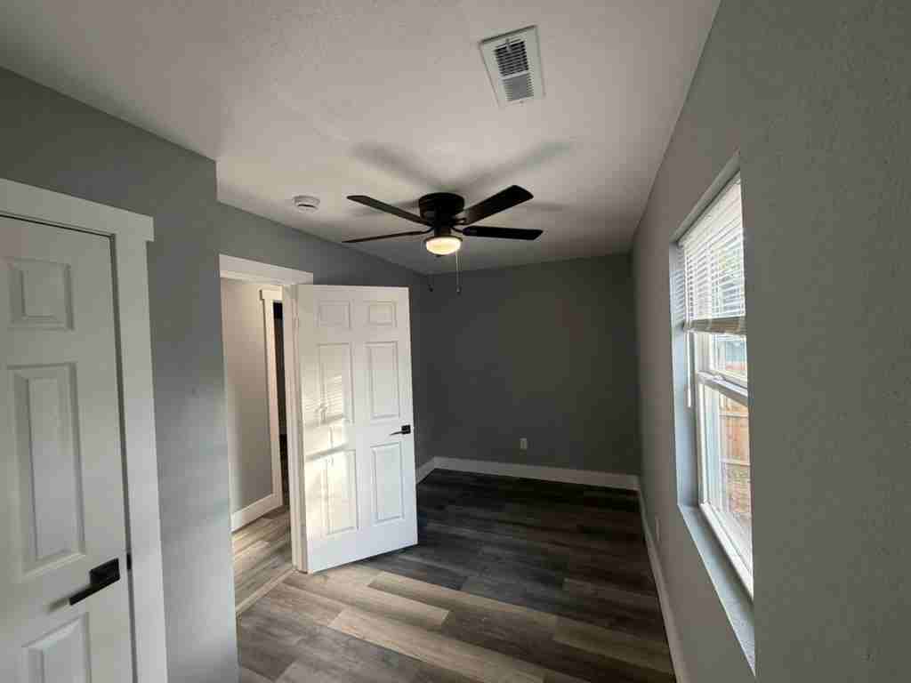 209 N Xenophon Ave #B - Photo 7 of 11