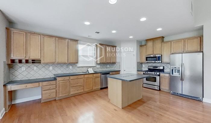 3221 Montauk Hill Dr - Photo 7 of 44