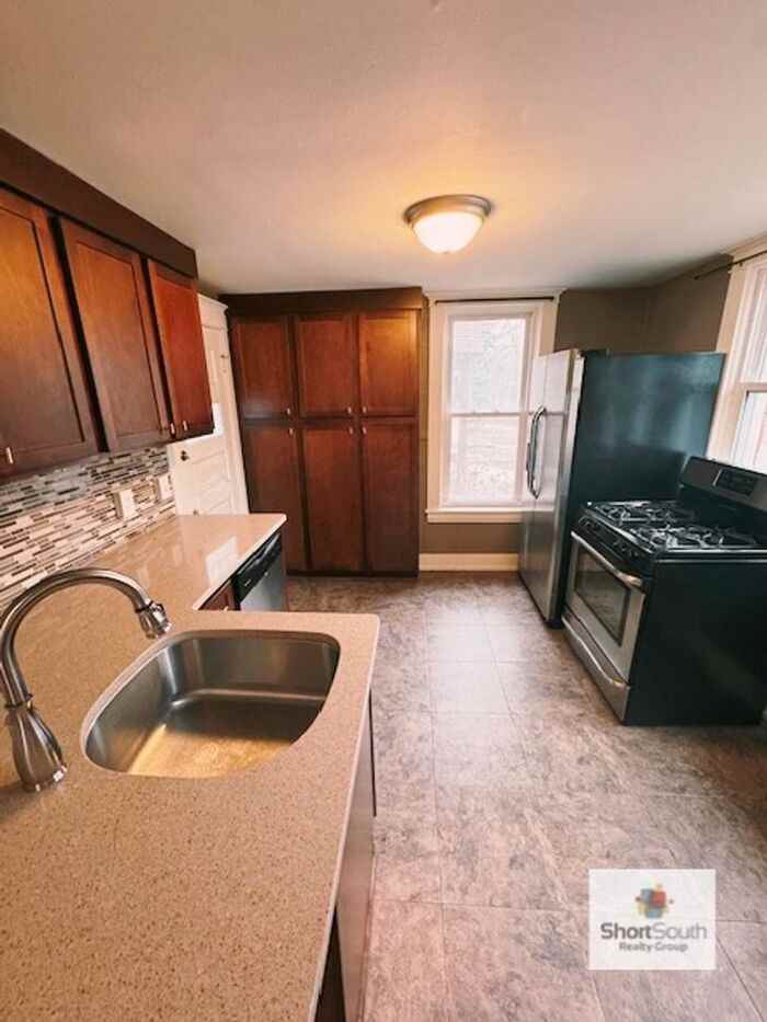 701 Fairview Ave Ne #1 - Photo 4 of 9