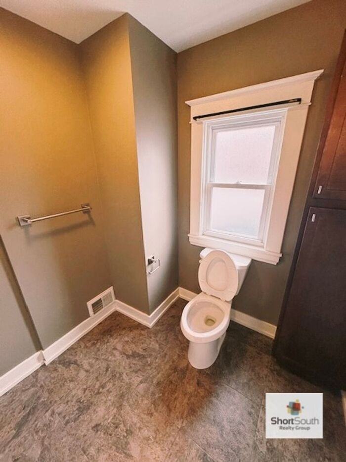 701 Fairview Ave Ne #1 - Photo 7 of 9