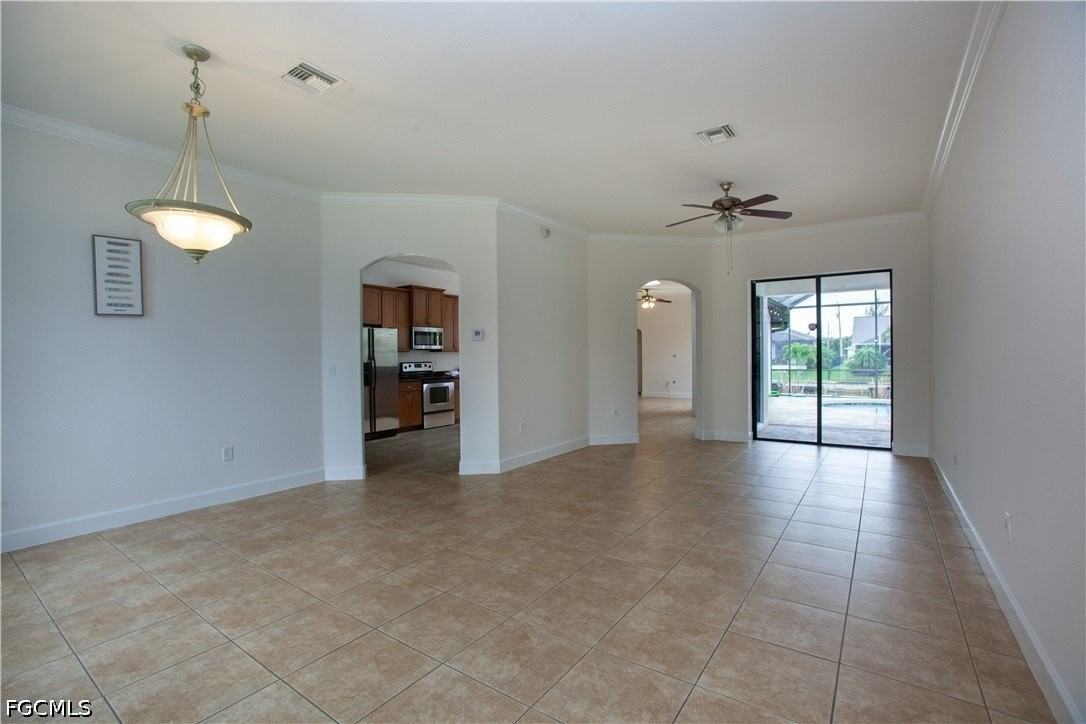 2110 Sw 38th Ter - Photo 3 of 30