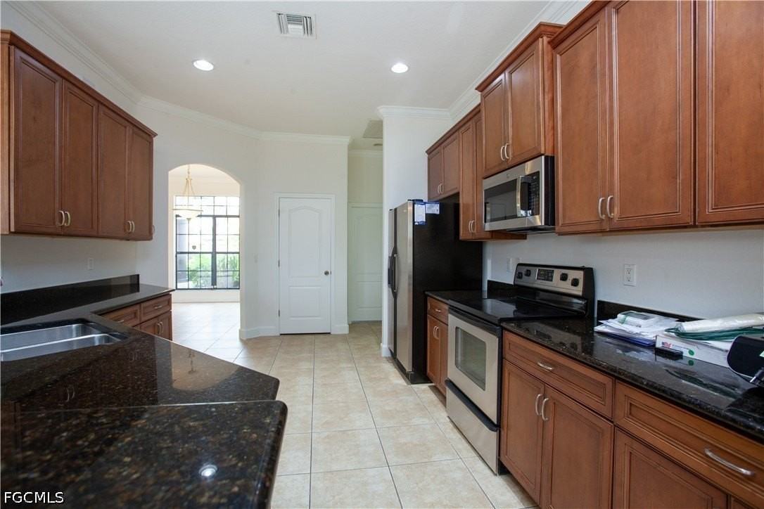2110 Sw 38th Ter - Photo 4 of 30