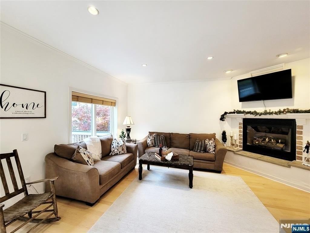 441 Piermont Ave - Photo 4 of 28