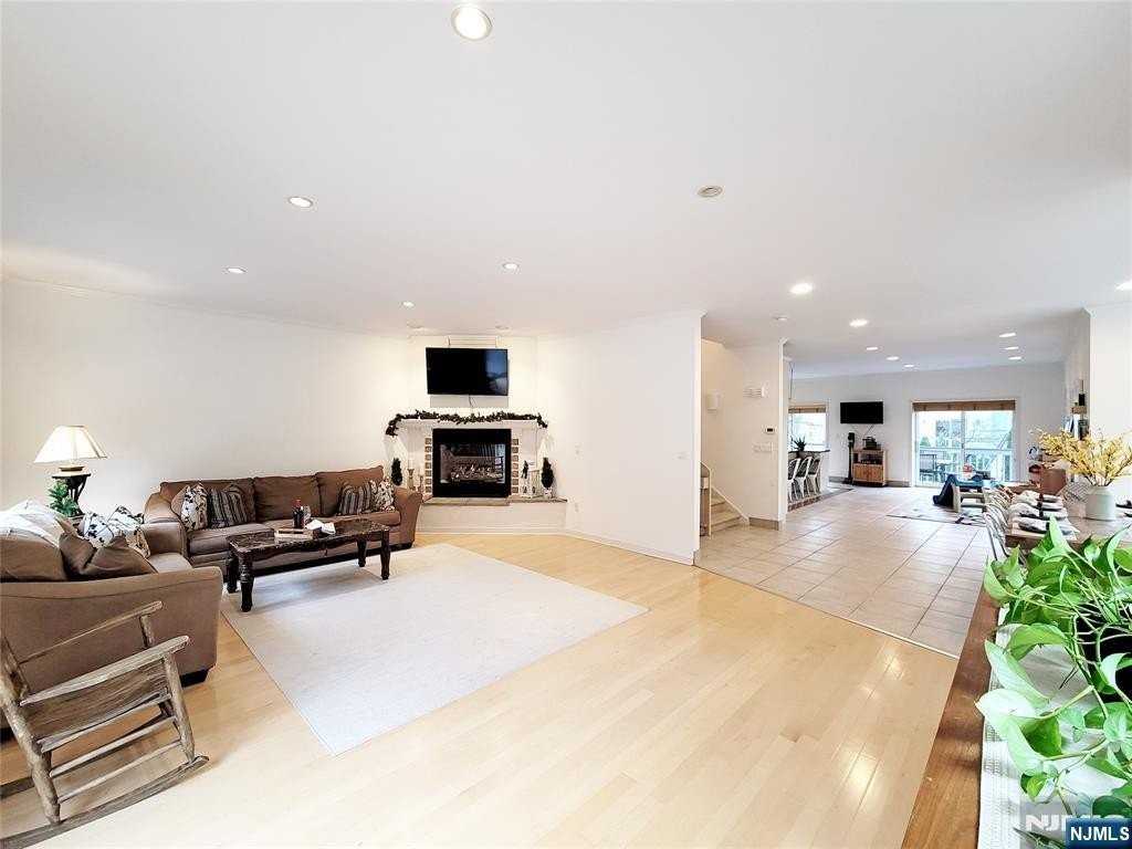 441 Piermont Ave - Photo 5 of 28