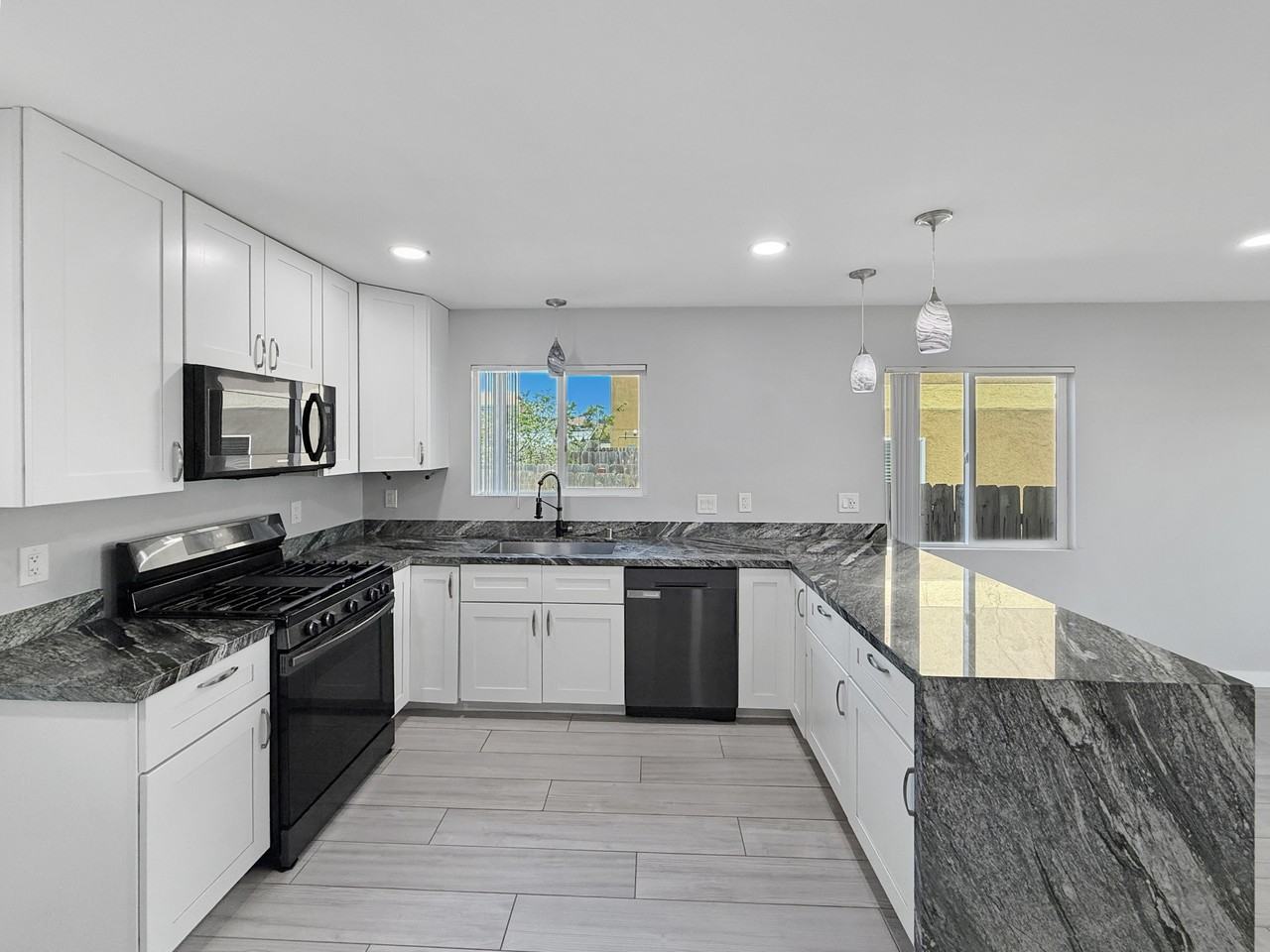 2452 E Ingersoll St #1 - Photo 3 of 13