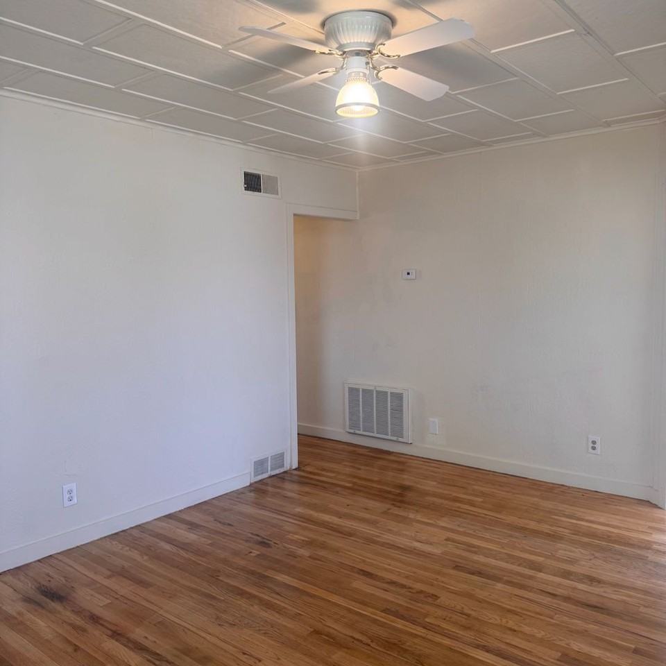 700 6th St - Photo 2 of 4