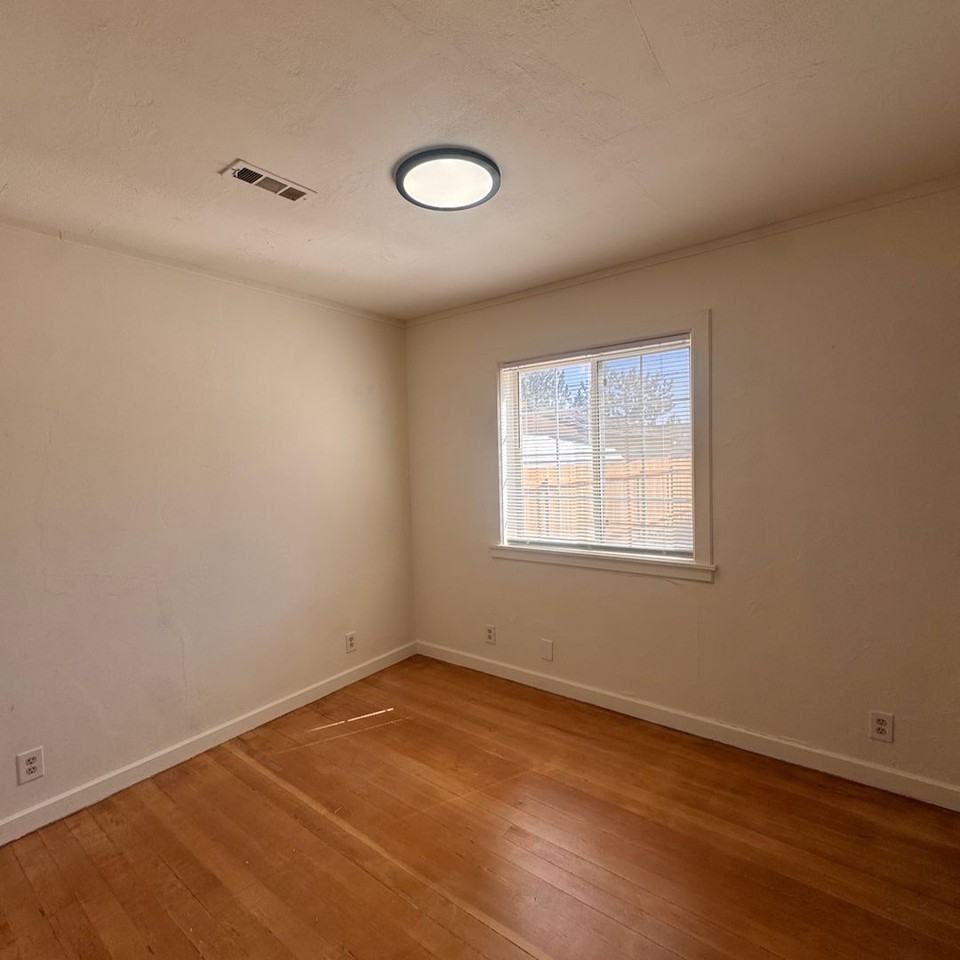 700 6th St - Photo 4 of 4