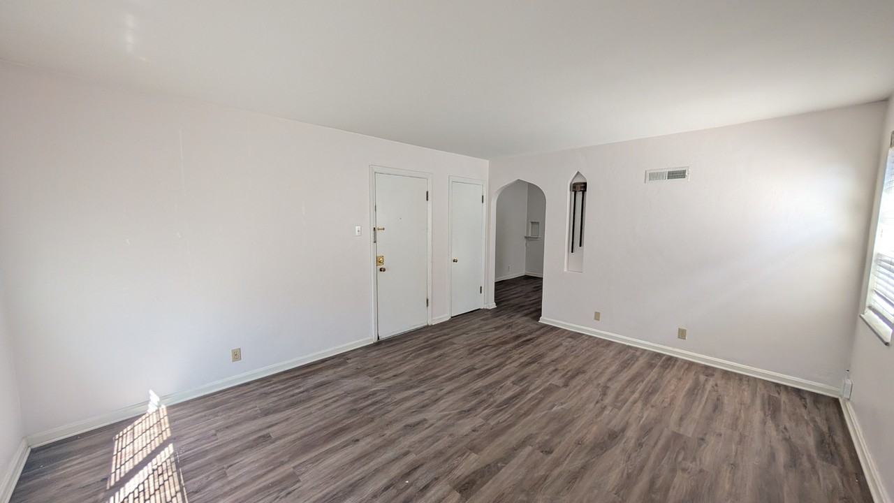 5825 Sunshine Dr #1E - Photo 2 of 12