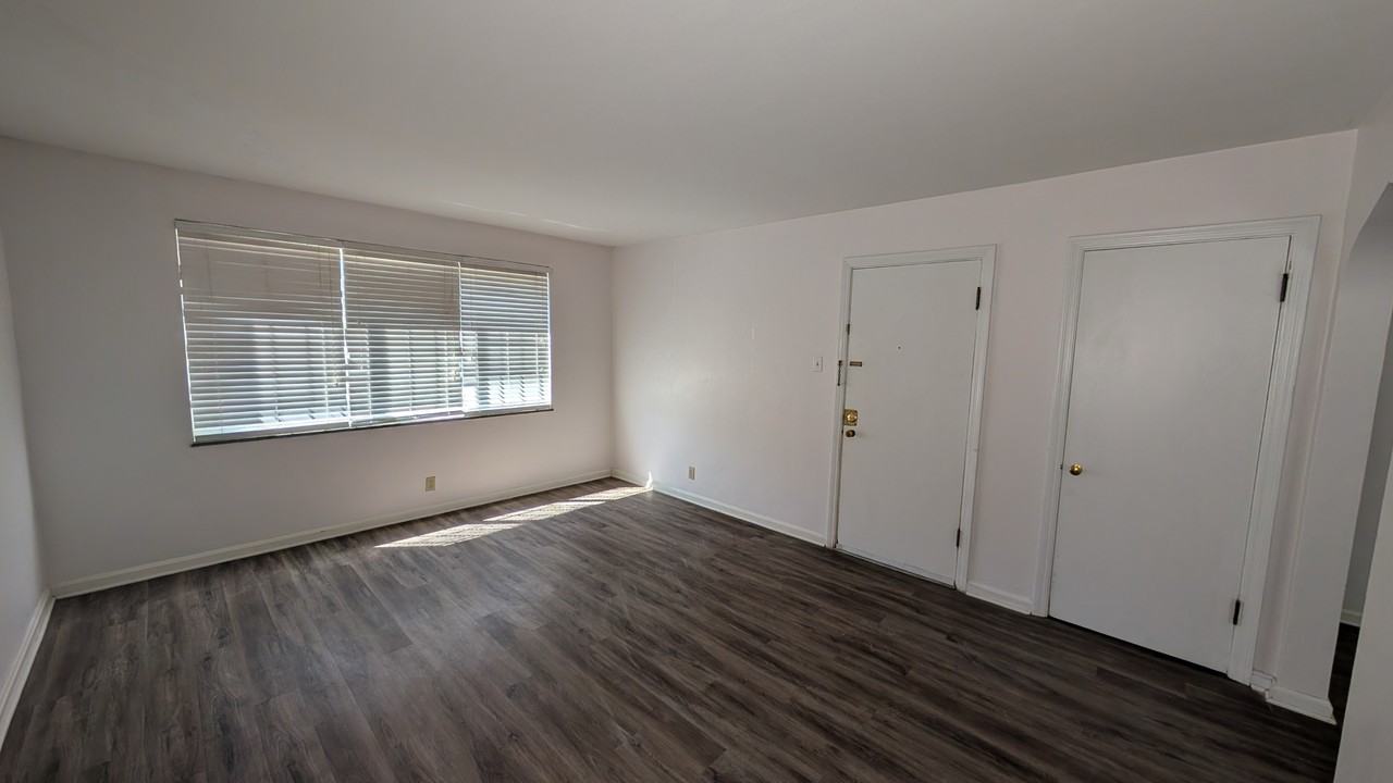 5825 Sunshine Dr #1E - Photo 3 of 12
