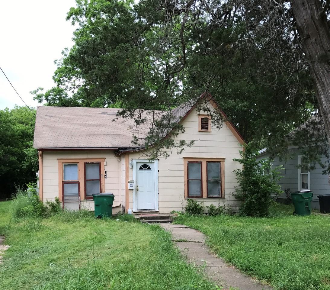 208 N Lumpkin St - Photo 2 of 6