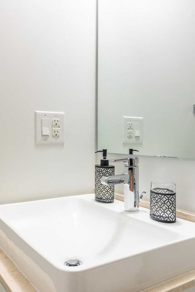 17 Lower Simcoe St #1523991P - Photo 2 of 7