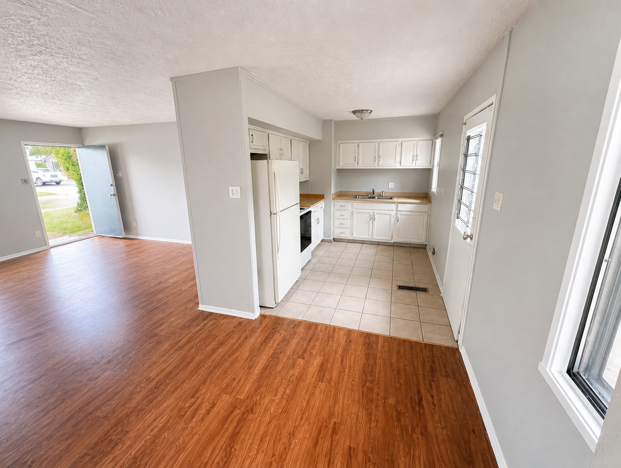 5602 Glencoe St - Photo 4 of 12